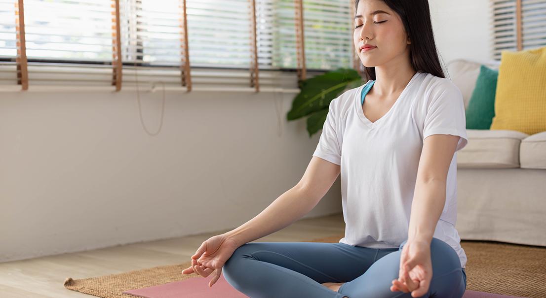 woman meditating and thinking of the benefits of meditation in recovery